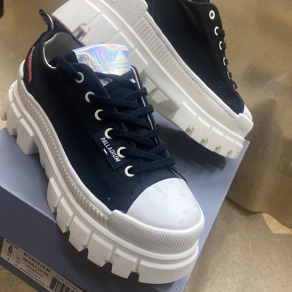 NWB PALLADIUM DAMAGED Revolt shoe LO TX Black Women Platform Boot 97243-016 - Picture 2 of 10